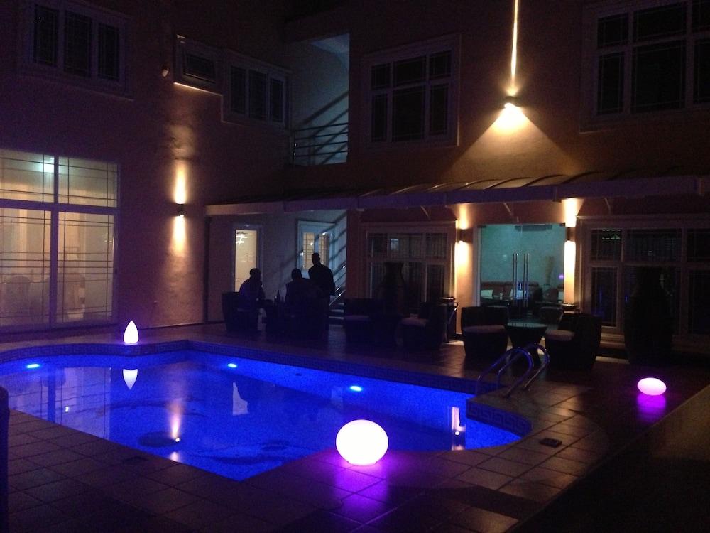 GrandBee Suites