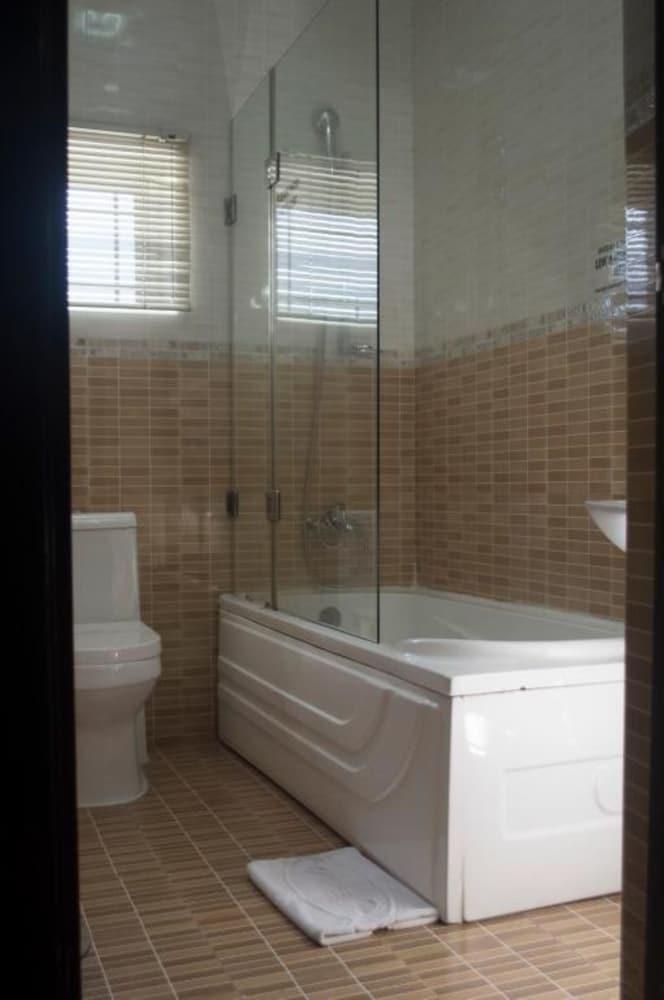 GrandBee Suites