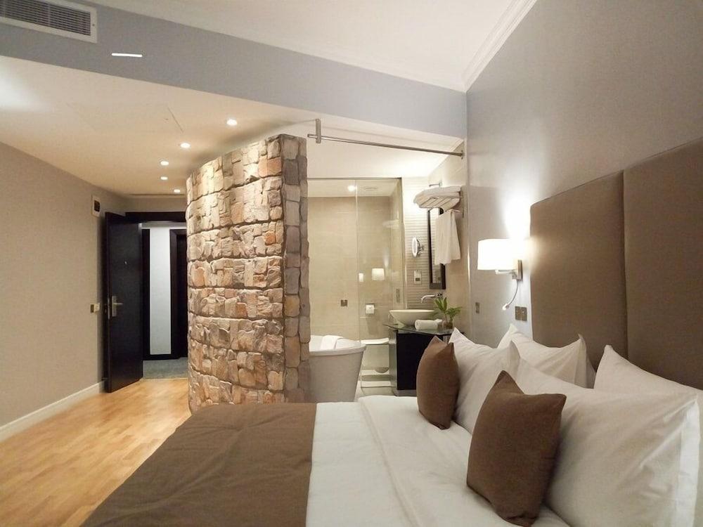 Leola Hotel lkeja